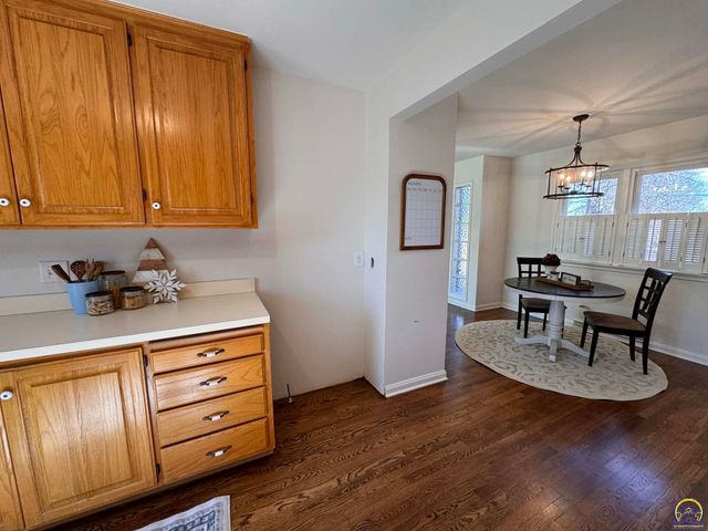 521 NE 43rd St, Topeka, KS 66617