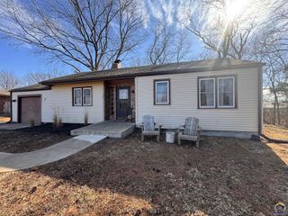 521 NE 43rd St, Topeka, KS 66617