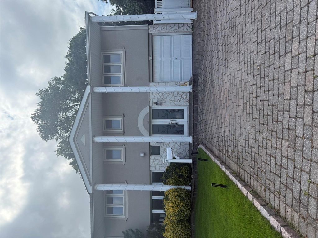 14 Foxwood Road, Old Bethpage, NY 11804