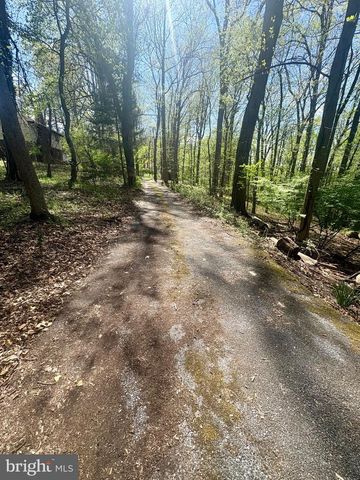 1085 GREENHILL DR, Hummelstown, PA 17036