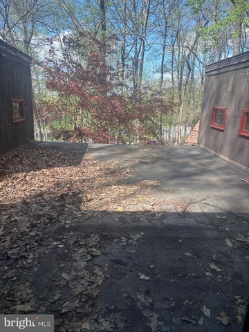 1085 GREENHILL DR, Hummelstown, PA 17036