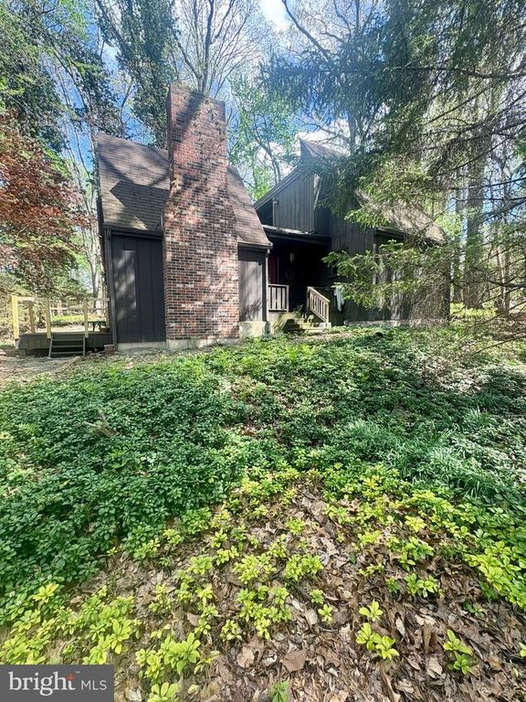 1085 GREENHILL DR, Hummelstown, PA 17036