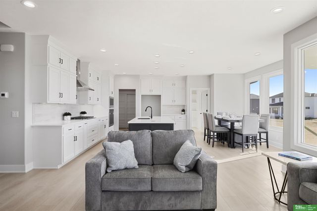 10662 S 102nd Avenue, Papillion, NE 68046