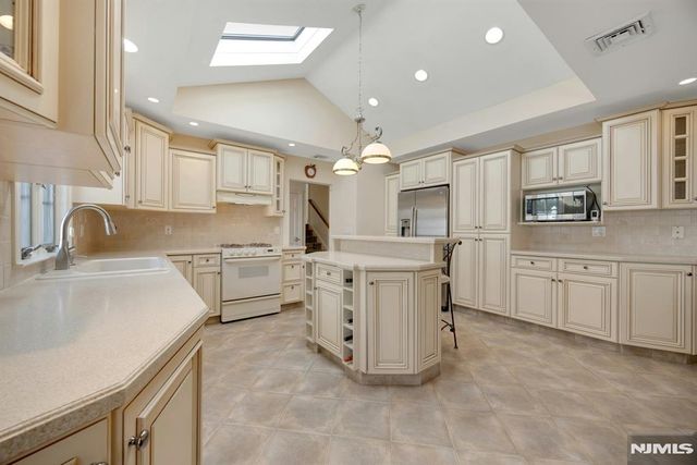 184 W Passaic Avenue, Rutherford, NJ 07070