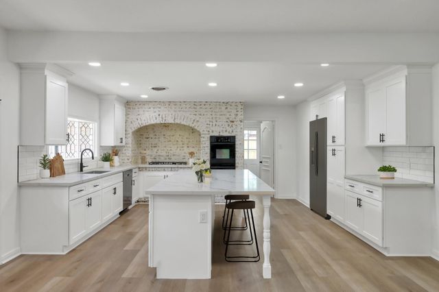 3 Briarwood Drive, Conroe, TX 77301