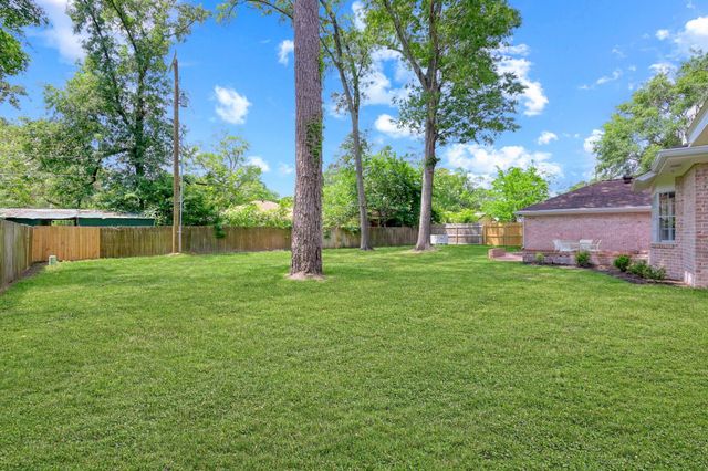 3 Briarwood Drive, Conroe, TX 77301