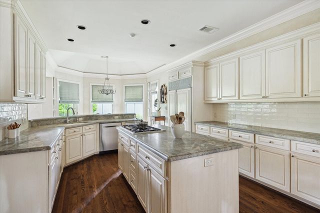 3 Blalock Pines Court, Hedwig Village, TX 77024