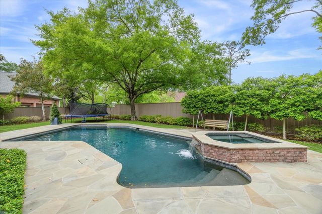3 Blalock Pines Court, Hedwig Village, TX 77024