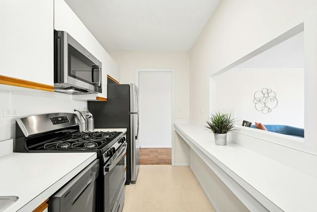 6 Whittier Pl 8F, Boston, MA 02114