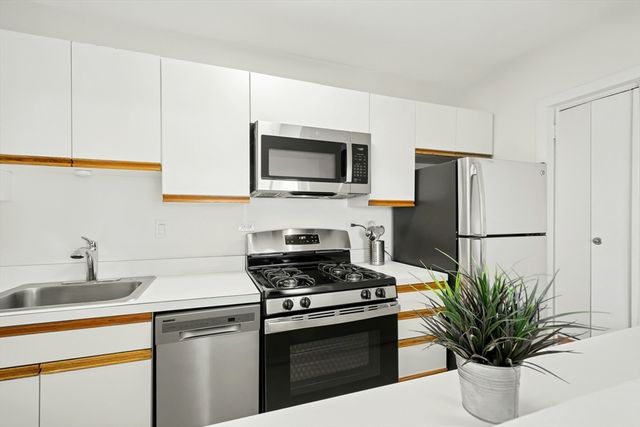 6 Whittier Pl 8F, Boston, MA 02114