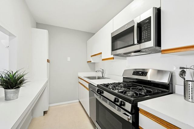 6 Whittier Pl 8F, Boston, MA 02114