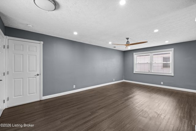 3920 Riveroaks Ln, Louisville, KY 40241