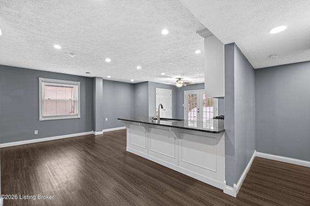 3920 Riveroaks Ln, Louisville, KY 40241