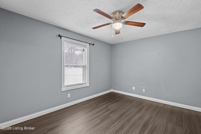 3920 Riveroaks Ln, Louisville, KY 40241