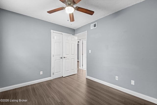 3920 Riveroaks Ln, Louisville, KY 40241