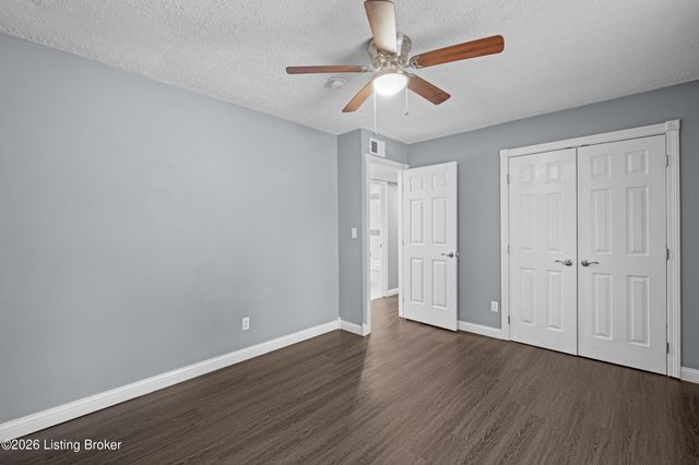 3920 Riveroaks Ln, Louisville, KY 40241