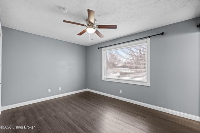 3920 Riveroaks Ln, Louisville, KY 40241