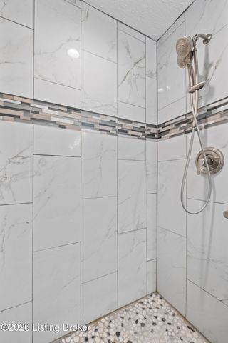 3920 Riveroaks Ln, Louisville, KY 40241