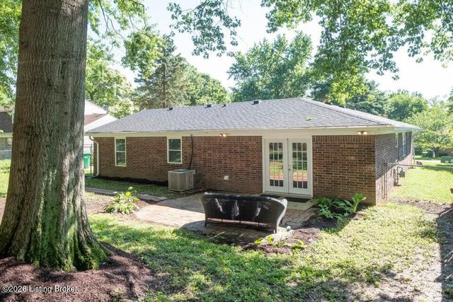 3920 Riveroaks Ln, Louisville, KY 40241