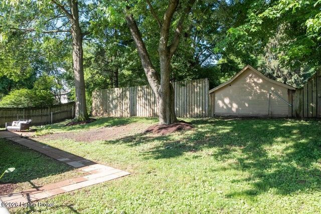 3920 Riveroaks Ln, Louisville, KY 40241