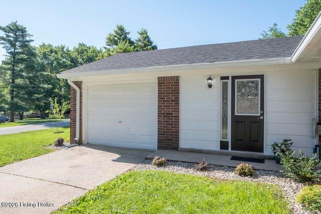 3920 Riveroaks Ln, Louisville, KY 40241