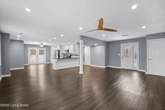 3920 Riveroaks Ln, Louisville, KY 40241