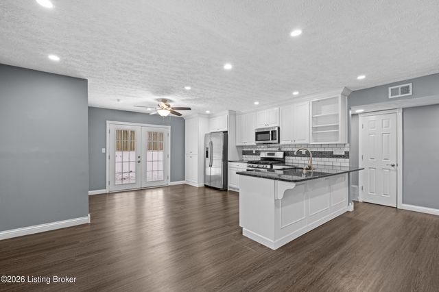 3920 Riveroaks Ln, Louisville, KY 40241