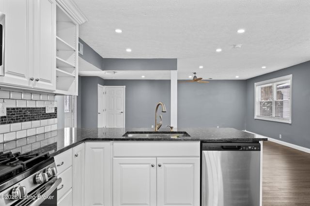 3920 Riveroaks Ln, Louisville, KY 40241