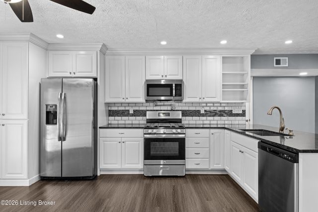 3920 Riveroaks Ln, Louisville, KY 40241