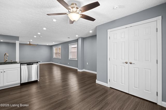 3920 Riveroaks Ln, Louisville, KY 40241