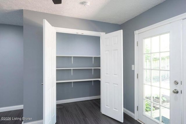 3920 Riveroaks Ln, Louisville, KY 40241