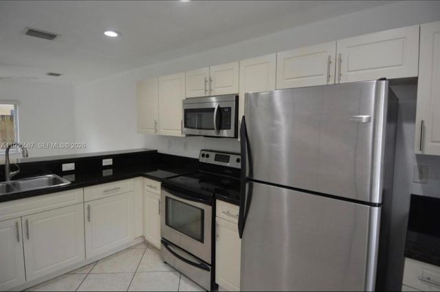 324 NE 3rd St D, Hallandale Beach, FL 33009