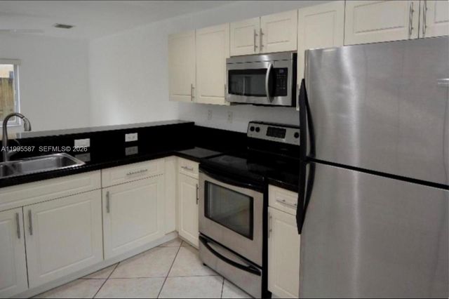 324 NE 3rd St D, Hallandale Beach, FL 33009