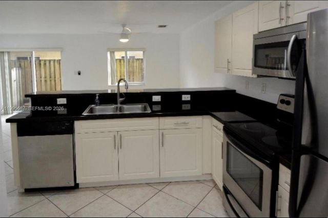 324 NE 3rd St D, Hallandale Beach, FL 33009