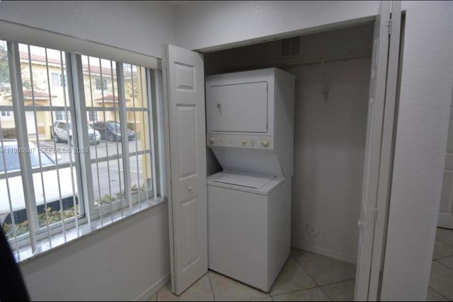 324 NE 3rd St D, Hallandale Beach, FL 33009