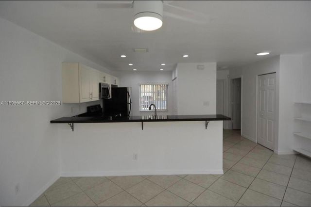 324 NE 3rd St D, Hallandale Beach, FL 33009