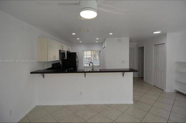 324 NE 3rd St D, Hallandale Beach, FL 33009