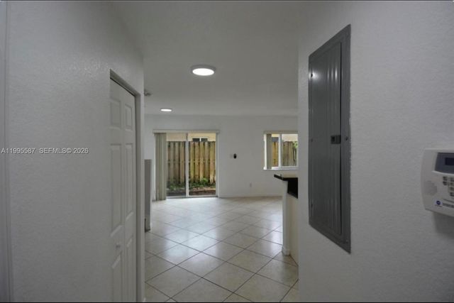 324 NE 3rd St D, Hallandale Beach, FL 33009