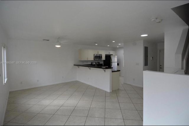 324 NE 3rd St D, Hallandale Beach, FL 33009