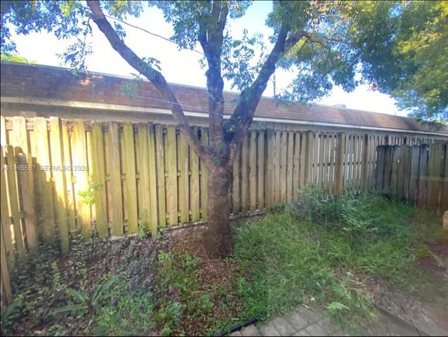 324 NE 3rd St D, Hallandale Beach, FL 33009