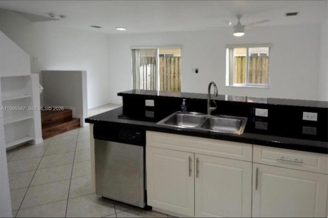 324 NE 3rd St D, Hallandale Beach, FL 33009