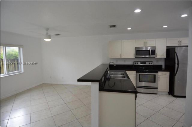 324 NE 3rd St D, Hallandale Beach, FL 33009