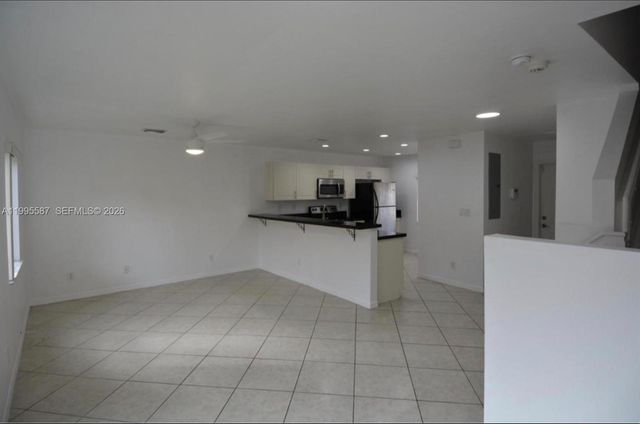 324 NE 3rd St D, Hallandale Beach, FL 33009