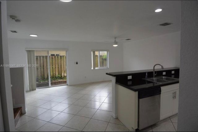 324 NE 3rd St D, Hallandale Beach, FL 33009