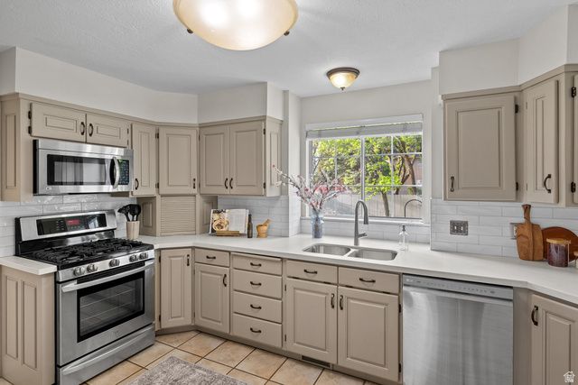 2247 E WILLOW HILLS DR, Sandy, UT 84093