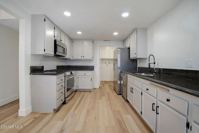 974 Quarterhorse Lane, Oak Park, CA 91377
