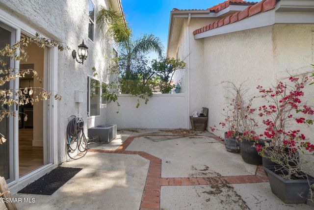 974 Quarterhorse Lane, Oak Park, CA 91377