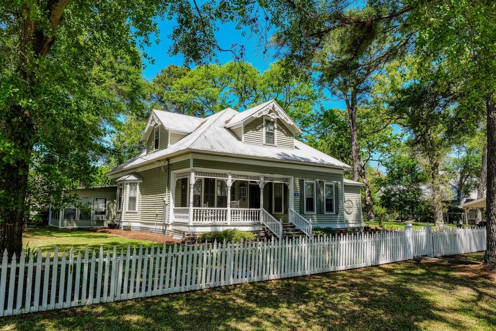 235 Hickory Street, New Ulm, TX 78950