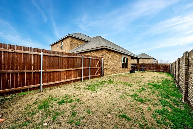 622 Clearlake Drive, Waxahachie, TX 75165