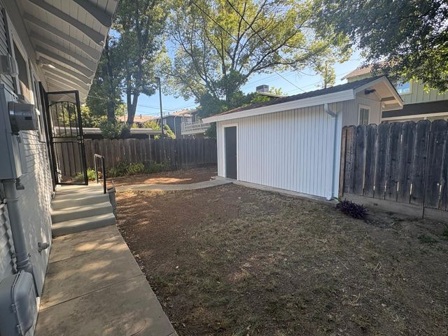 422 Sycamore Ave, Modesto, CA 95354